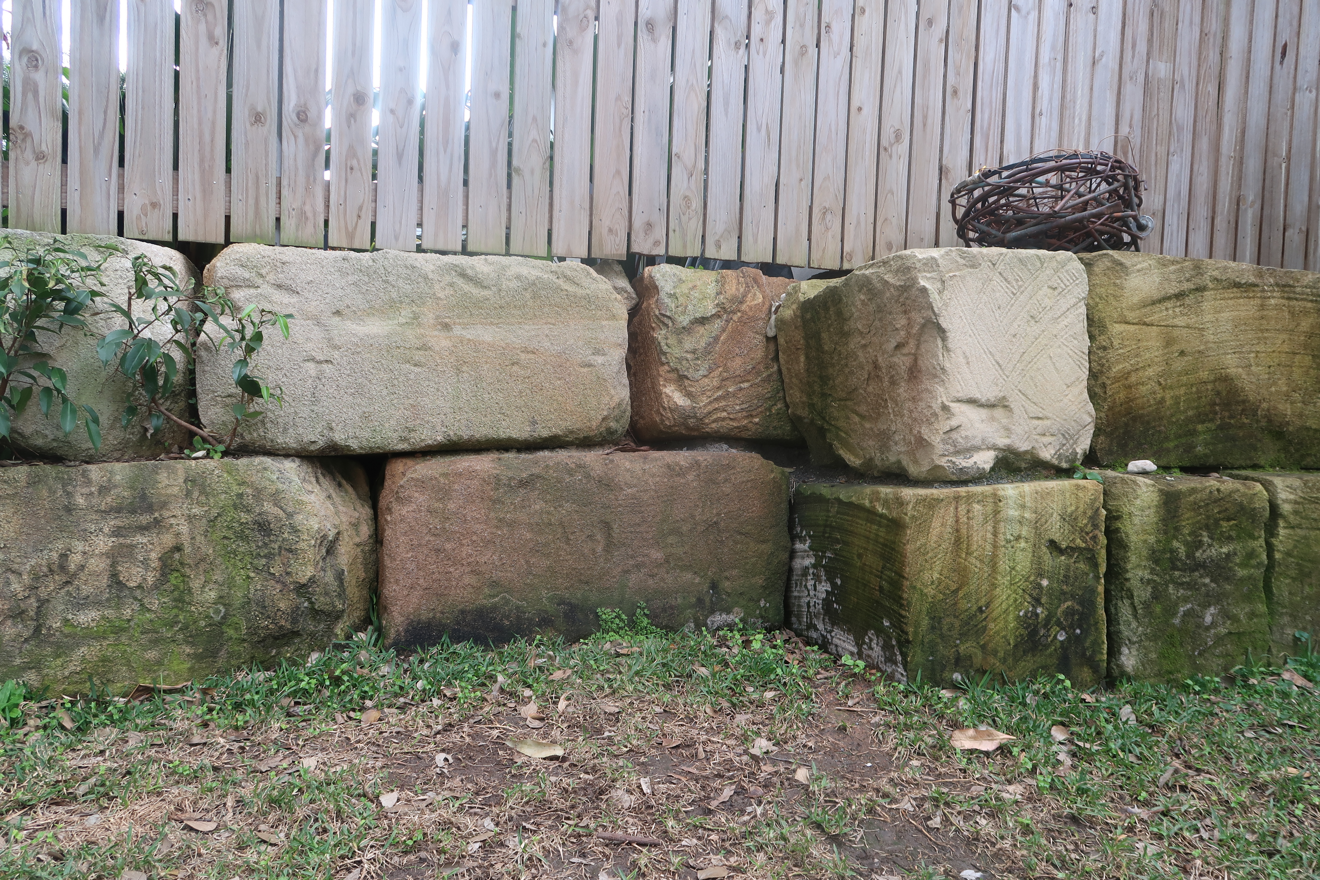 Sandstone retaining detail